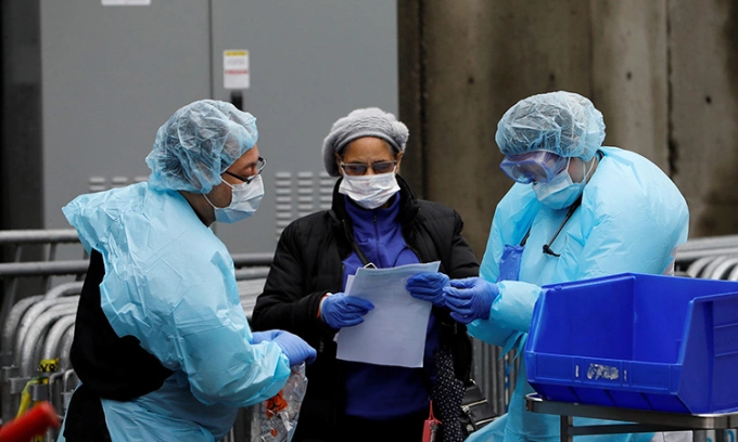 Ba nhân viên y tế tại Bệnh viện Trung tâm Brooklyn, thành phố New York. Ảnh: Reuters.