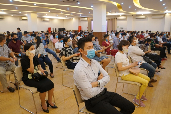 Gần 300 phụ huynh Quốc tế Việt Úc vào hội trường đối thoại với đại diện trường nhưng bất thành. Ảnh: Mạnh Tùng.