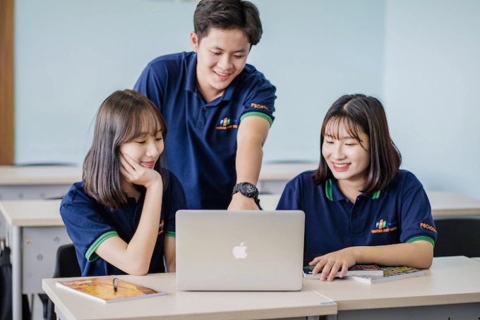 Sinh viên FPT năng động, tự tin.