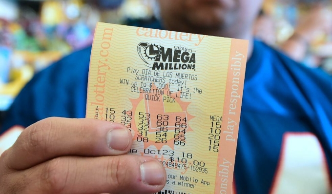 Một người mua vé Mega Millions ở Hawthorne, California hồi năm 2018. Ảnh: AFP