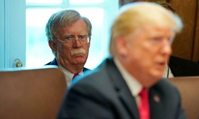 Ông Bolton nghe Tổng thống Trump phát biểu tại một cuộc họp ở Nhà Trắng tháng 8/2018. Ảnh: Reuters.