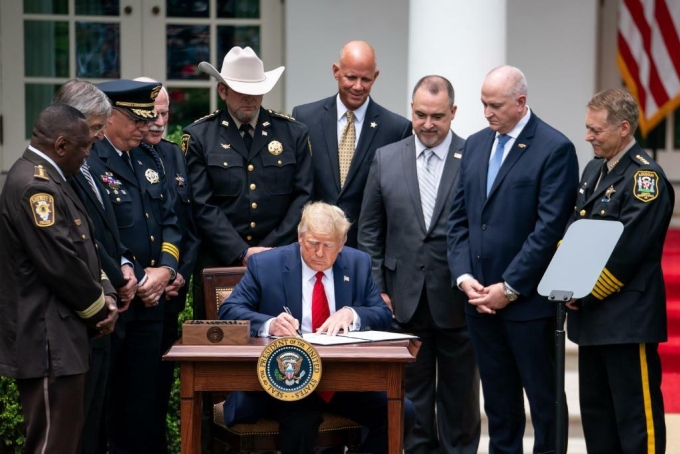 Tổng thống Mỹ Donald Trump ký sắc lệnh cải cách cảnh sát tại Nhà Trắng hôm 16/6. Ảnh: Reuters.