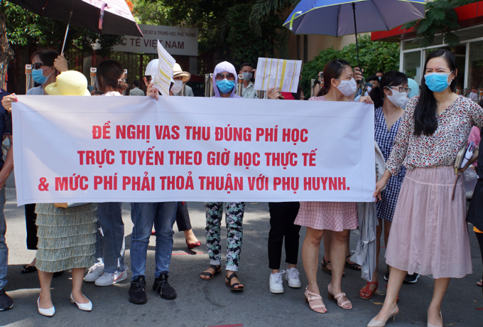 Phụ huynh trường Quốc tế Việt Úc kéo lên trường phản đối chính sách thu học phí online trong thời gian nghỉ phòng chống Covid-19, trưa 14/5. Ảnh: Mạnh Tùng.
