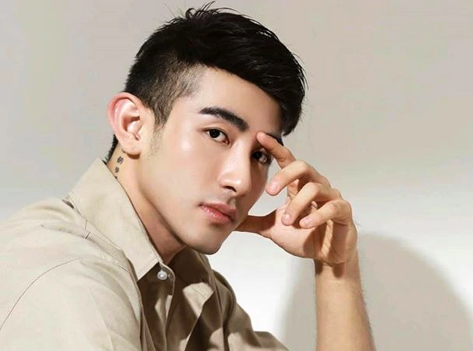 Ngoài hình ảnh hotboy, các trang cá nhân của Lục Triều Vỹ cũng có nhiều hình nhạy cảm, khoe thân.