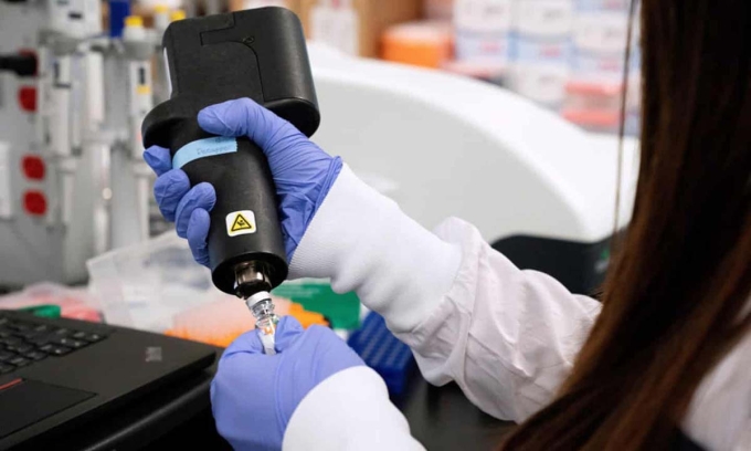 Một nhà khoa học nghiên cứu vaccine phòng nCoV tại phòng thí nghiệm ở San Diego, California, Mỹ, hôm 17/3. Ảnh: Reuters.