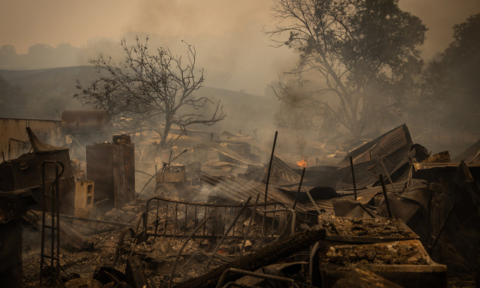 Ngôi nhà bị thiêu rụi sau cháy rừng ở Vacaville, bang California hôm 19/8. Ảnh: NYTimes.