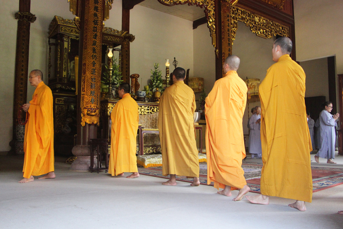 Chư tăng chùa Từ Đàm tụng kinh, đi thiền hành. Ảnh: Võ Thạnh