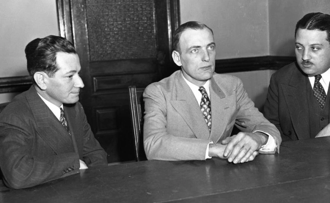 Arthur Chalmers (giữa) với luật sư. Ảnh: New York Daily News.