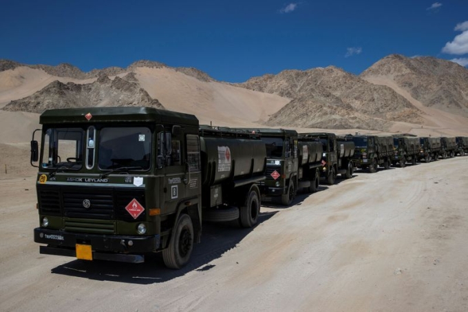 Các xe quân sự chở nhiên liệu hướng về phía khu vực Ladakh ở biên giới Ấn - Trung hôm 15/9. Ảnh: Reuters.