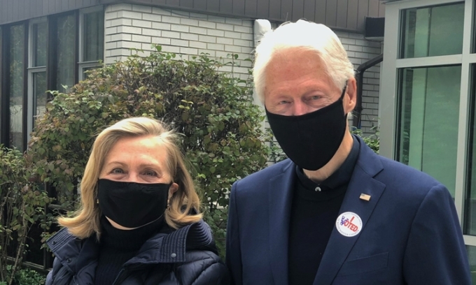Cựu tổng thống Mỹ Bill Clinton và phu nhân Hillary Clinton đi bỏ phiếu hôm 3/11. Ảnh: Twitter/ Bill Clinton.