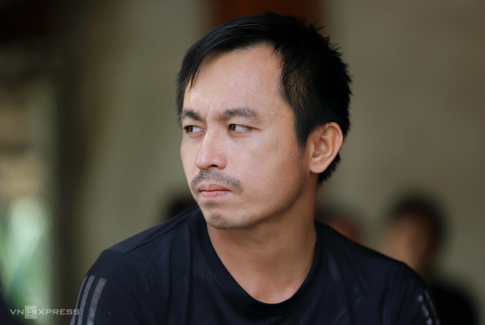 Anh Nguyễn Kính (con trai bà Mai) buồn khi nhắc tới mẹ cùng hai anh em. Ảnh: Đức Hùng