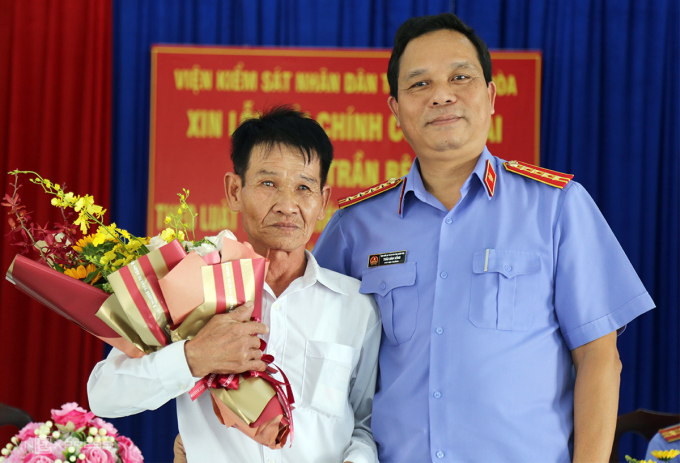 Ông Trần Bê nhận hoa trong buổi xin lỗi công khai của VKS Khánh Hòa, hồi tháng 9/2019. Ảnh: Xuân Ngọc.