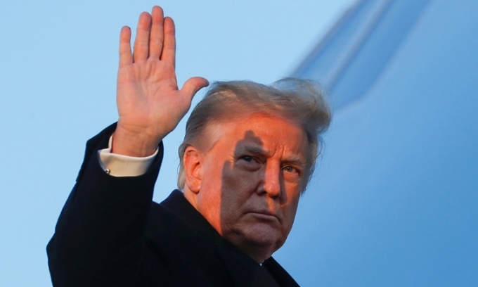 Tổng thống Mỹ Donald Trump bước lên Không lực Một ở Maryland hôm 23/12. Ảnh: Reuters.