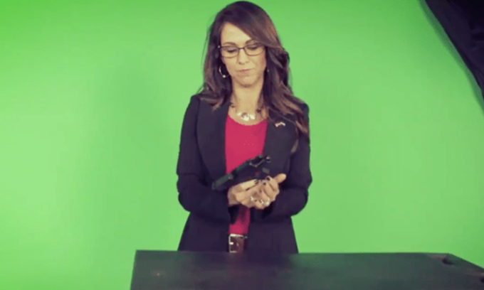 Hạ nghị sĩ Lauren Boebert trong video tuyên bố sẽ mang súng trên đường phố Washington và trong tòa nhà quốc hội hôm 4/1. Ảnh: Twitter/ Lauren Boebert.