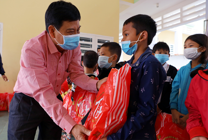 Ông Trương Văn Khương, Phó Giám đốc Nhà máy Bibica Biên Hòa tặng quà Tết cho các em học sinh miền núi huyện Khánh Vĩnh. Ảnh: Xuân Ngọc.
