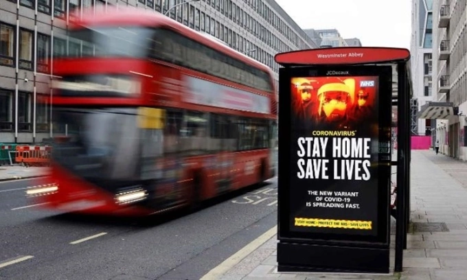Một tấm biển cảnh báo người dân về nCoV chủng mới tại trung tâm thủ đô London, Anh, ngày 8/1. Ảnh: AFP.
