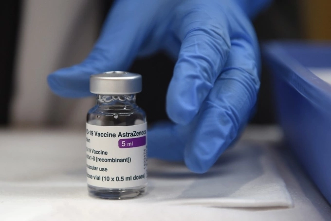 Một lọ vaccine AstraZeneca ở Vigo, Tây Ban Nha ngày 13/3. Ảnh: AFP.
