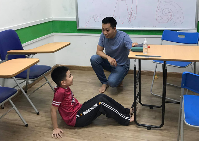 Anh Lâm cùng con trò chuyện sau khi cậu bé đi học về.