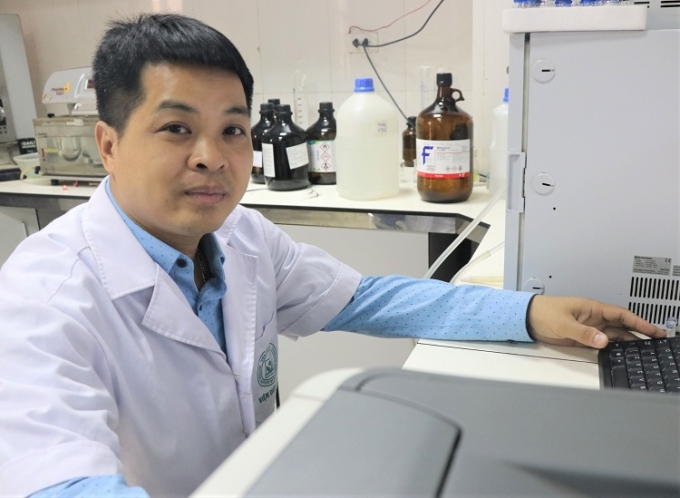 TS Hoàng Đức Mạnh tại phòng thí nghiệm. Ảnh: NX.