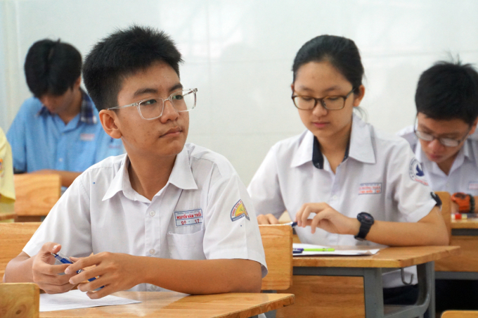 Thí sinh trong phòng thi chuyên tiếng Anh, điểm thi THPT Lương Thế Vinh (quận 1), kỳ thi tuyển sinh lớp 10 TP HCM. Ảnh: Mạnh Tùng.