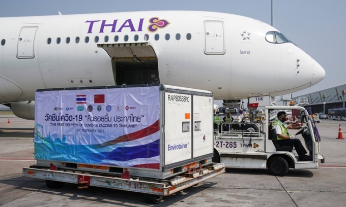Thùng chứa vaccine Sinovac của Trung Quốc được dỡ xuống sân bay quốc tế Suvarnabhumi ở thủ đô Bangkok, Thái Lan, hồi tháng hai. Ảnh: Reuters.