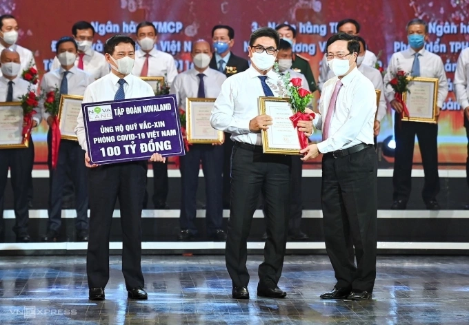 Ông Bùi Xuân Huy, Tổng giám đốc Novaland, trao số tiền ủng hộ 100 tỷ đồng cho Quỹ Vaccine Covid-19. Ảnh: Giang Huy.