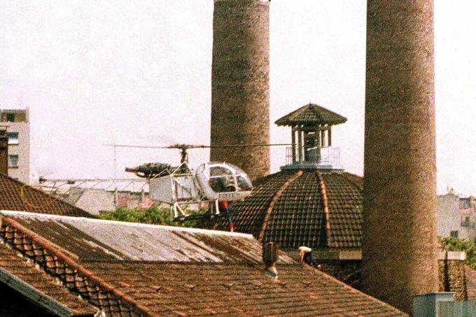 Michel Vaujour và bạn tù leo mái nhà tẩu thoát theo trực thăng đợi sẵn, sáng 27/5/1986. Ảnh: Paris Match