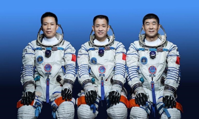 Ba phi hành gia bay lên trạm Thiên Cung gồm Tang Hongbo, Nie Haisheng, Liu Boming (từ trái qua phải). Ảnh: Xinhua.