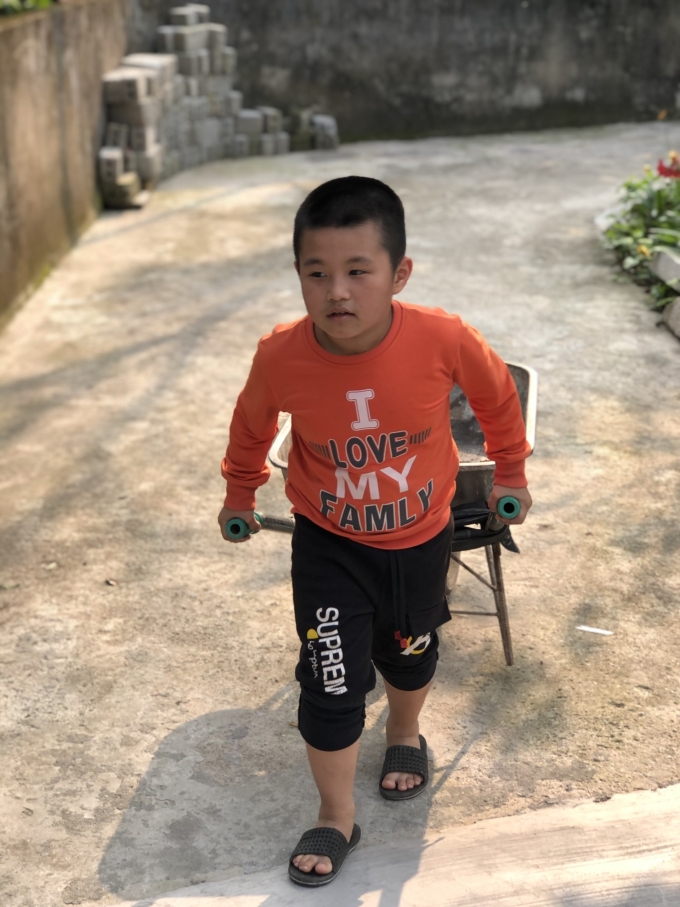 Bé Trần Hải Nam giúp bố mẹ làm việc nhà.