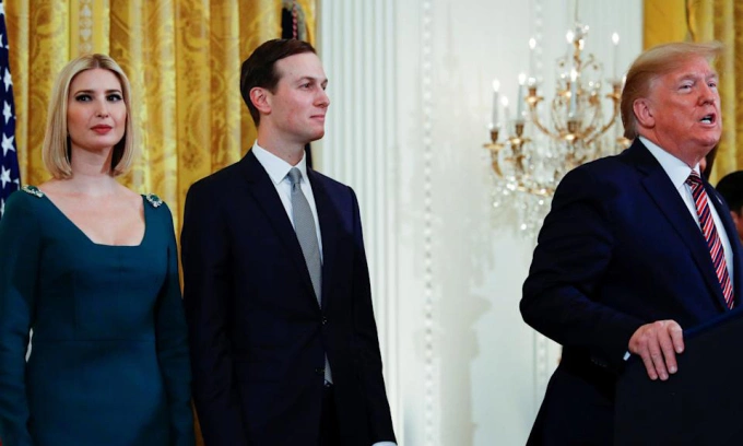 Cựu tổng thống Mỹ Donald Trump (phải) và vợ chồng Ivanka – Jared Kushner tại Nhà Trắng hồi tháng 12/2019. Ảnh: Reuters.