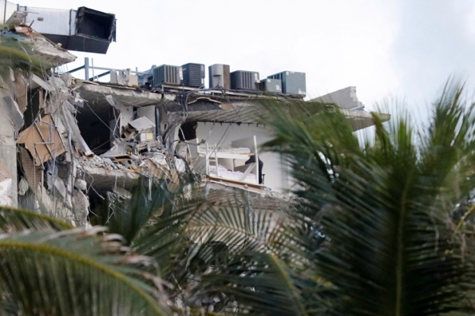 Hiện trường tòa chung cư bị sập ở bang Florida, Mỹ rạng sáng 24/6. Ảnh: Reuters.