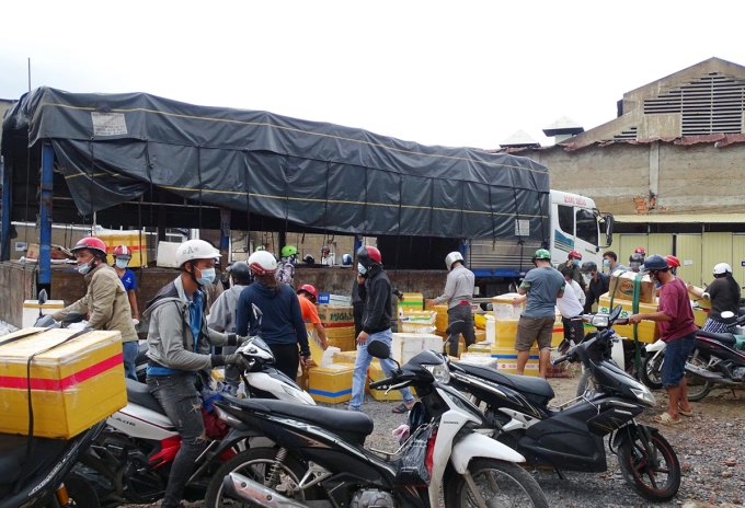Người dân tập trung nhận hàng hóa tại bãi xe Đệ Nhất, trưa 9/7. Ảnh: Hà An.