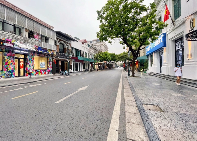 Phố Tràng Tiền (quận Hoàn Kiếm) vắng người đi lại khi thành phố thực hiện công điện số 15 ngày 18/7. Ảnh: Giang Huy.