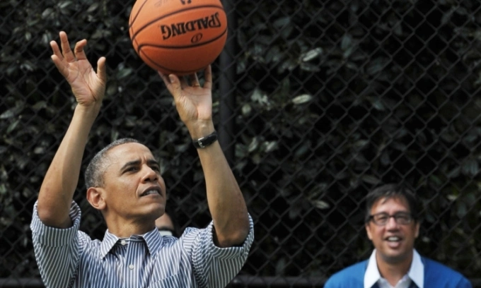 Cựu tổng thống Mỹ Barack Obama (trái) chơi bóng rổ cùng bạn tại Nhà Trắng hồi tháng 4/2013. Ảnh: AFP.