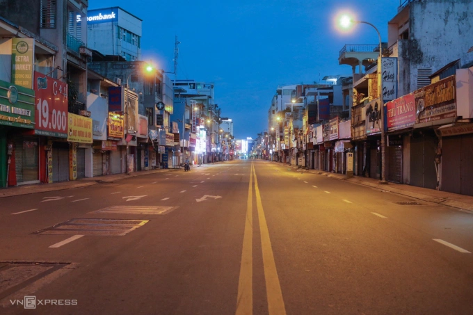 Đường Phan Đình Phùng, quận Phú Nhuận vắng vẻ lúc 18h30 ngày 26/7. Ảnh: Thành Nguyễn