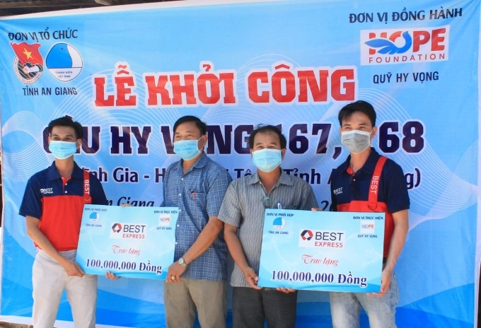 Ông Nguyễn Văn Chính - Phó chủ tịch xã Vĩnh Gia (thứ 2 từ trái qua) - đại diện địa phương tiếp nhận tài trợ xây cầu từ BEST Express. Ảnh: CTV.