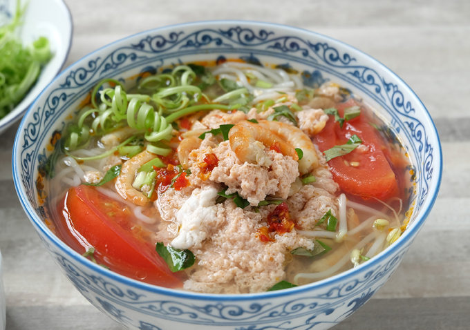 Món bún riêu tôm tươi và tôm khô ngon không kém bún riêu cua đồng.