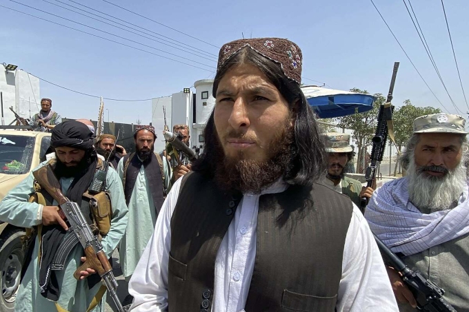 Chiến binh Taliban đứng gác tại cổng ra vào Bộ Nội vụ ở Kabul ngày 17/8. Ảnh: AFP