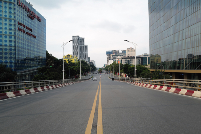 Khu vực cầu vượt nút giao Kim Mã - Nguyễn Chí Thanh vắng vẻ người đi lại hôm 2/9. Ảnh: Ngọc Thành.