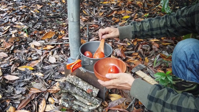 Luộc chín cà chua để làm súp.
