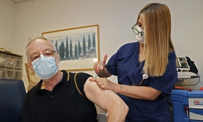 Một người đàn ông được tiêm mũi vaccine Covid-19 thứ ba tại bệnh viện gần Tel Aviv, Israel, hôm 12/7. Ảnh: AFP.