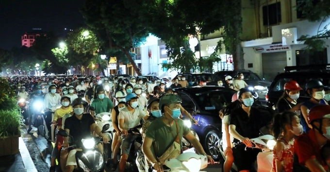 Người dân tham gia giao thông trên phố Hàng Bài tối 21/9 đều đeo khẩu trang. Ảnh: Huy Thành