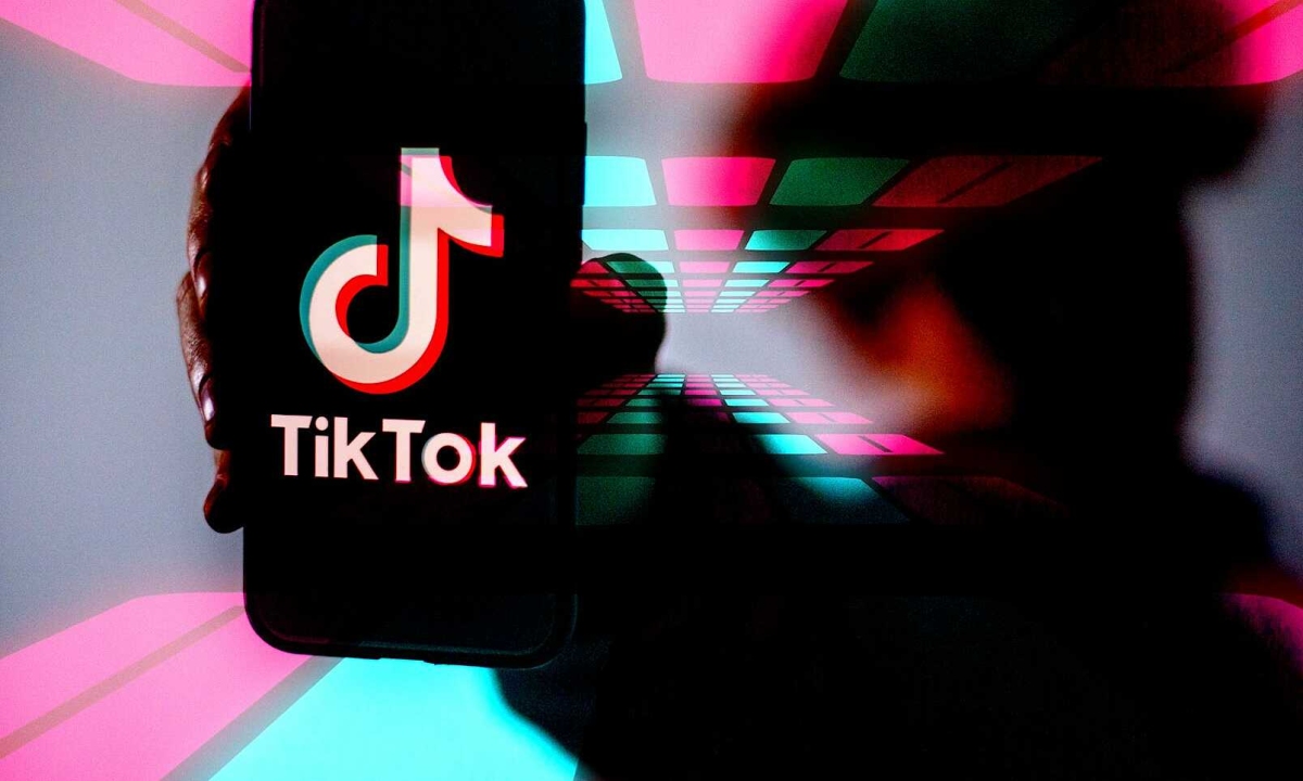 Trend Tiktok 'rủ nhau đánh giáo viên' gây loạn trường học Mỹ