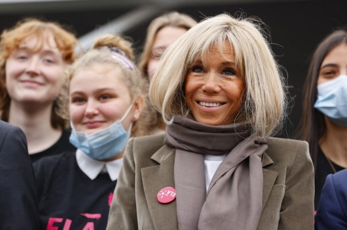 Đệ nhất phu nhân Pháp Brigitte Macron chụp ảnh cùng các em học sinh tại một trường học ở Paris hôm 18/10. Ảnh: AFP