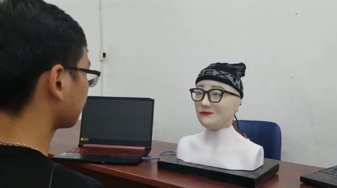 Nguyễn Khắc Toàn, sinh viên Đại học Sư phạm Kỹ thuật TP HCM thử nghiệm giao tiếp với robot mang tên Hana tại phòng lab của trường. Ảnh: Hạnh Hoa