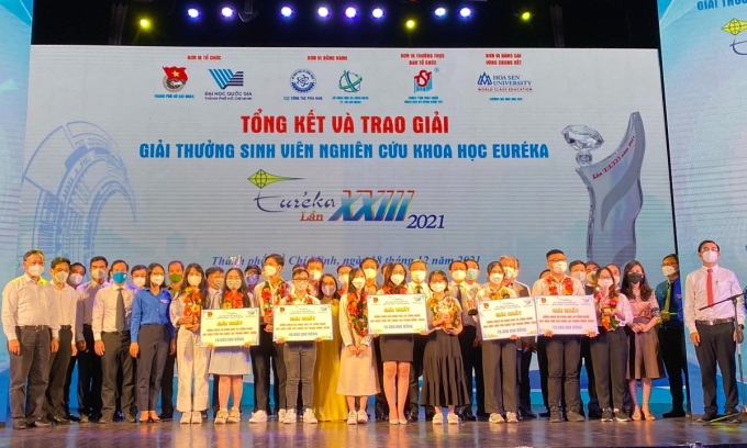Sinh viên các đại học tại TP HCM được ban tổ chức trực tiếp trao giải, chiều 18/112. Ảnh: Hạnh Hoa