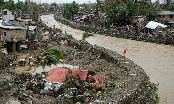Nước sông ở Talisay, tỉnh Cebu, miền trung Philippines ngày 17/12 dâng cao do mưa lớn từ siêu bão Rai. Ảnh: AP.