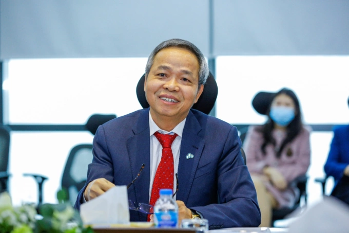 Sau lễ ký kết, ông Nguyễn Trung Chính - Chủ tịch Hội đồng quản trị, Chủ tịch Điều hành Tập đoàn CMC giữ vị trí Chủ tịch Hội đồng Đại học Á Châu.