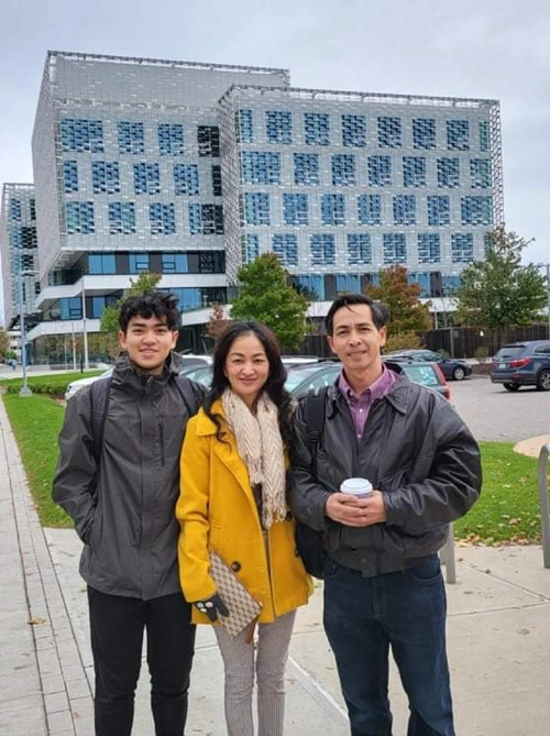 Bố mẹ tới thăm Phú sau khi cậu tới Harvard học. Ảnh: Nhân vật cung cấp