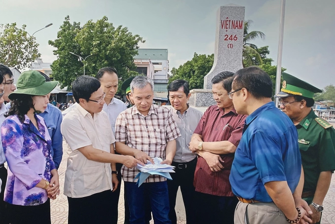 Phó thủ tướng, Bộ trưởng Ngoại giao Phạm Bình Minh khảo sát thực địa tại khu vực biên giới tỉnh An Giang tháng 7/2015. Ảnh: Ban tổ chức hội nghị